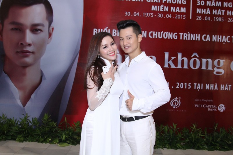 Ngoc Anh tinh khoi ao dai trang nhi nhanh cung Duc Tuan-Hinh-7